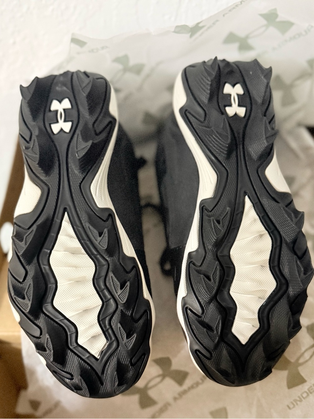 Under Armour Black and White Men's Athletic Cleats NWT - Picture 2 of 6